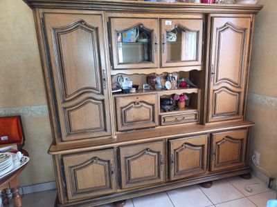 une grande armoire en bois surmontée d'un miroir