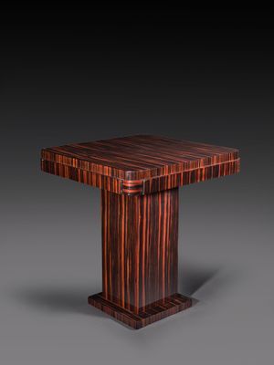 une table en bois avec un plateau carré sur fond gris