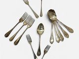 de nombreuses cuillères et fourchettes en argent disposées en forme de cœur