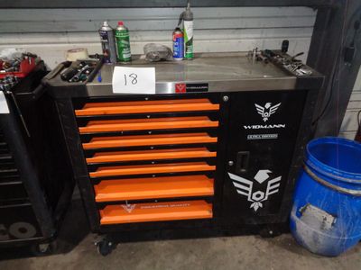 une image d'une armoire à outils dans un garage