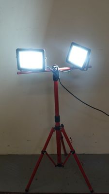 two lights that are on a tripod in a room