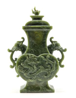 CHINE. Vase couvert en pierre dure verte sculptée.