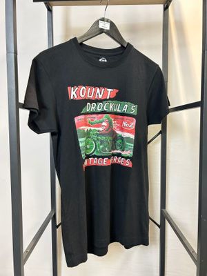 t-shirt noir avec un motif rouge, blanc et vert sur le devant