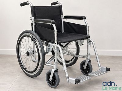 un gros plan d'un fauteuil roulant avec ses roues posées sur le sol