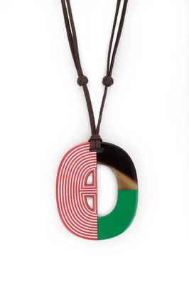 Le collier est en bois et présente un motif rouge, vert et noir.