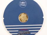 La pièce se trouve dans une boîte bleue ornée d'une bande blanche.