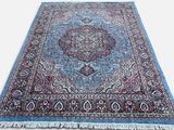 un tapis bleu et rouge à motifs de médaillons
