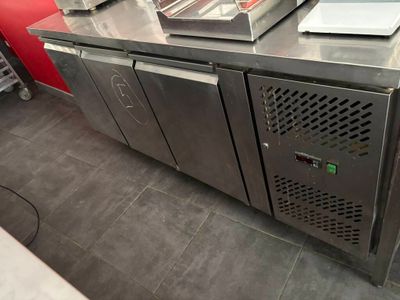 un comptoir en métal sur lequel est posé un ordinateur portable
