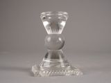un bougeoir en verre transparent orné d'une boule