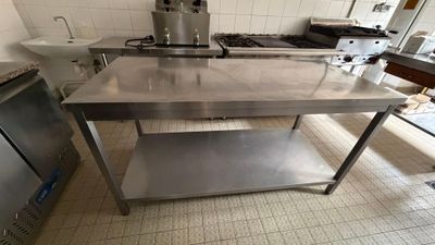 une table en acier inoxydable au milieu d'une cuisine
