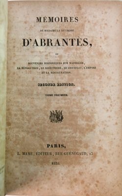 un vieux livre posé sur une table