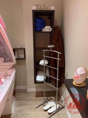 une salle de bains équipée d'un porte-serviettes et d'une baignoire