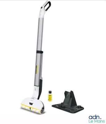 un aspirateur blanc et noir muni d'un manche jaune
