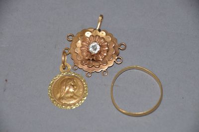 deux pièces d'or et une bague sertie d'un diamant