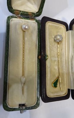 une boîte contenant une paire de boucles d'oreilles et une broche