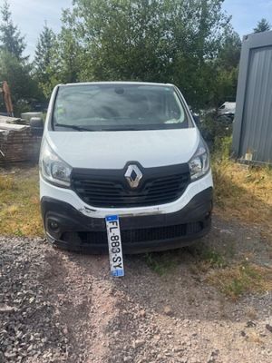 la camionnette blanche est garée sur le côté de la route
