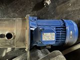 un moteur bleu posé sur une table