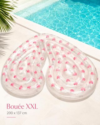un gros plan sur deux tongs gonflables à côté d'une piscine