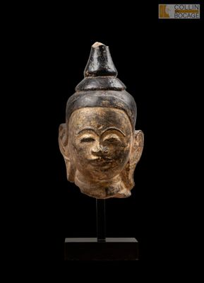 une tête de Bouddha sculptée sur fond noir