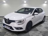 la voiture blanche est garée sur un sol en damier dans le garage
