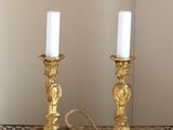 deux bougies posées sur une étagère