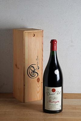 une bouteille de vin posée à côté d'une caisse en bois
