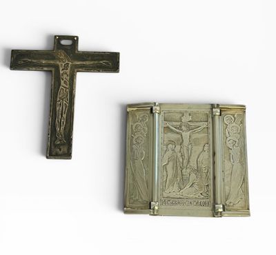 une croix et un livre sur une surface blanche