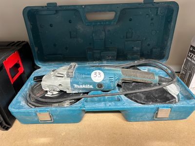 une boîte à outils bleue avec des outils sur une table