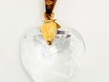un pendentif en cristal en forme de cœur muni d'un fermoir plaqué or