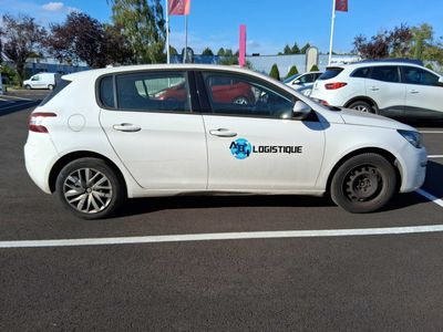 une voiture blanche garée dans un parking
