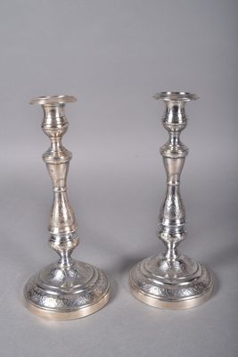 Paire de bougeoirs en métal argenté de forme balustre à déco…