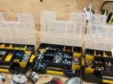de nombreux outils différents sur un établi dans un atelier