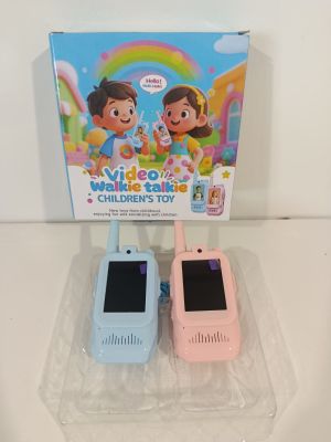 deux téléphones portables d'enfants posés sur une table
