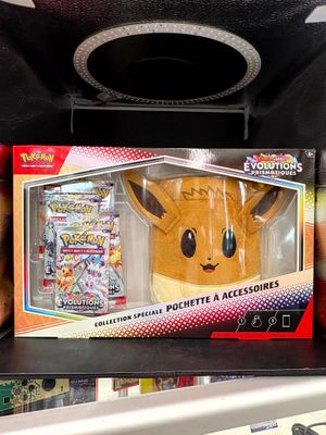 une boîte d'objets Pokémon posée sur une étagère dans un magasin