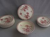 six assiettes plates rouges et blanches ornées de fleurs rouges
