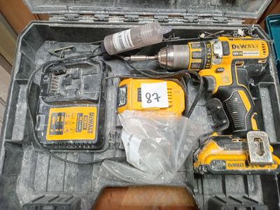 deux outils dans une mallette posée par terre