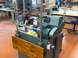 une machine placée au milieu d'une pièce