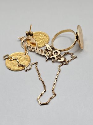 deux bagues en or et une chaîne à laquelle est accrochée une pièce de monnaie