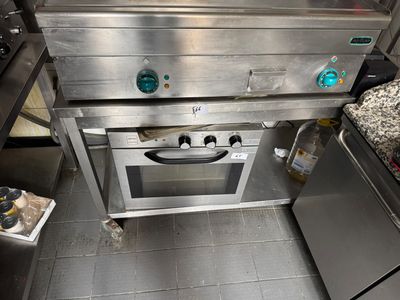 1 Table de travail en INOX à dosseret avec tablette d'entrejambe et ro - Photo 1