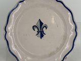 assiette bleue et blanche ornée d'un motif de fleurs de lys