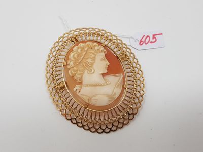 Broche-pendentif ornée d'un camée sur coquillage, monture en…