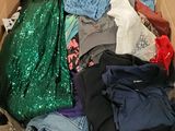 une boîte en carton remplie de vêtements et une paire de baskets