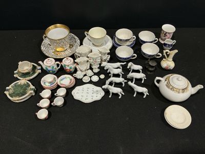 de nombreux objets en porcelaine de toutes sortes sur la table
