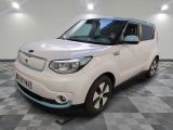 la petite voiture blanche est garée dans la pièce au sol en damier