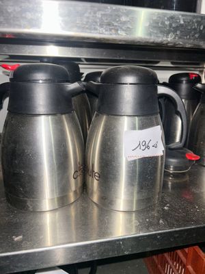 de nombreux modèles différents de bouilloires à café sur une étagère