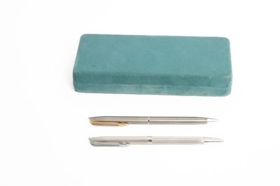 WATERMAN Suite de deux stylos à bille en métal argenté dans …