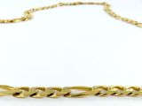 gros plan d'un collier à chaîne en or sur une surface blanche