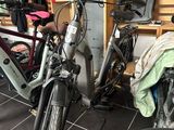 deux vélos garés l'un à côté de l'autre dans un garage