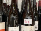 plusieurs bouteilles de vin sont alignées sur un comptoir