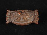 une boucle de ceinture ancienne en bois sculpté, ornée d'un motif de dragon